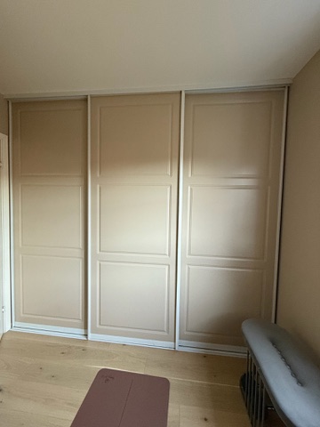 Beige skjutdörrar med profilerade fyllningar