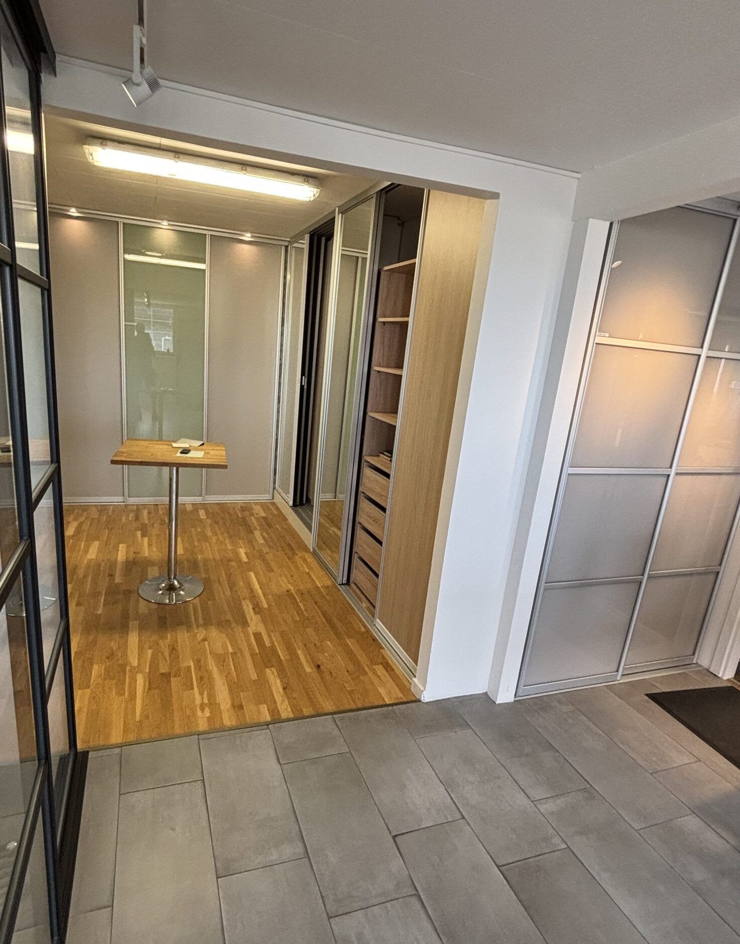 Showroom: oak interiors and sliding doors in glass and fabric
